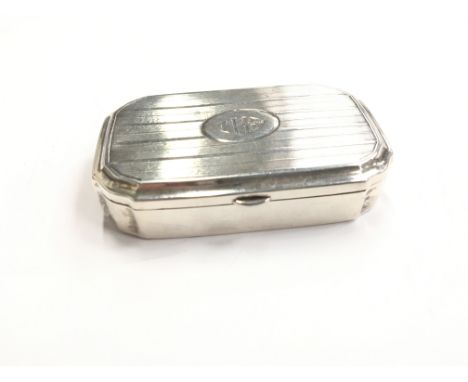 A silver snuff box in the Art Deco style with engraved line decoration to lid (unmarked).