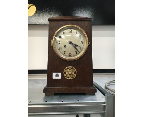 An early 20th century oak cased mantle clock.