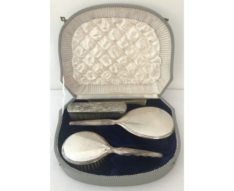 A ladies cased vintage Spritzer &amp; Fuhrmann silver backed vanity set. Comprising: matching hand mirror, hair brush and com