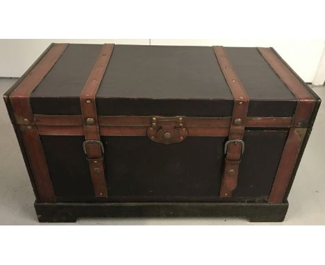 A modern leather bound 2 handled wooden trunk. Approx. 38cm x 66cm x 35cm.