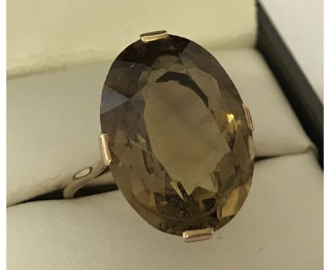  A vintage 9ct gold dress ring set with large smoked quartz. Stone approx. 2cm x 1.5cm. Ring size R. Total weight approx. 4.5