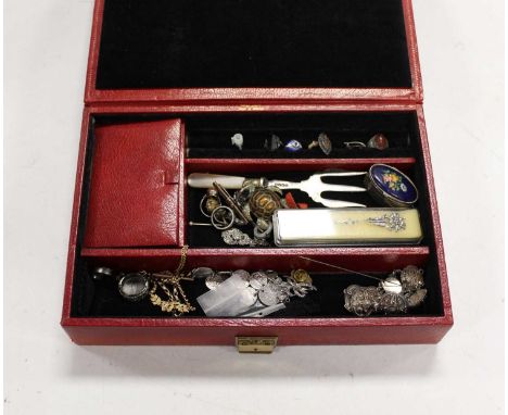 A red leather clad jewellery box and contents, to include dress rings, silver plated toasting fork, enamelled box, filigree w