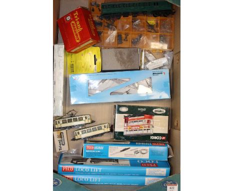 A collection of model railway items to include a Triang R61 signal box, a Corgi 36710 Sunderland Tram, and other Triang and P