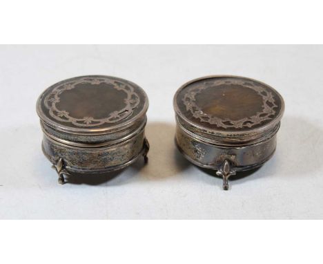 A near-pair of George V silver, tortoiseshell and piquework trinket jars and covers, each of circular form, dia.6.5cm (2)