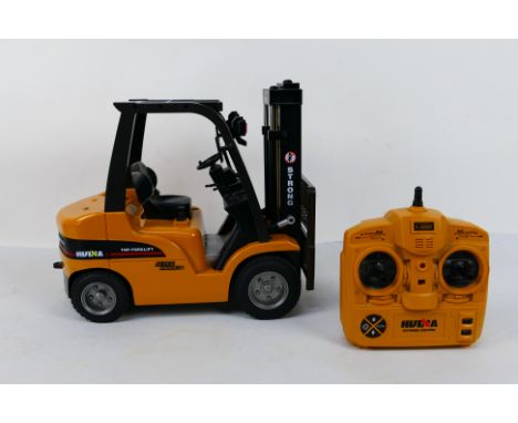 A Huina Remote Control Fork Lift Truck 2.4G 8Ch on a 1:10 Scale. RC CY1577 and controller with diecast body with lights and s