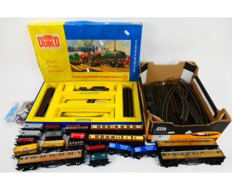 Hornby - Hornby Dublo - Bachmann - Preiser - Other - An unboxed group of OO gauge freight and passenger rolling stock items, 