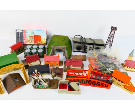 Tri-ang - H and M - Playcraft - Kleinbahn - A collection of OO / HO scale trackside items including station building, foot br