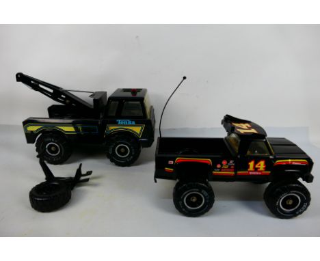 Tonka - Two unboxed pressed steel Tonka Wrecker Trucks. Lot comprises of Tonka 57079 Mighty Wrecker; with 11062 Black Pick Up