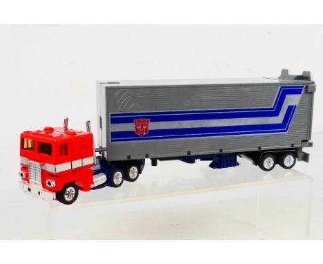 Takara - Hasbro - Transformers - An unboxed Hasbro / Takara 1984 G1 Transformer 'Optimus Prime'. The figure appears incomplet