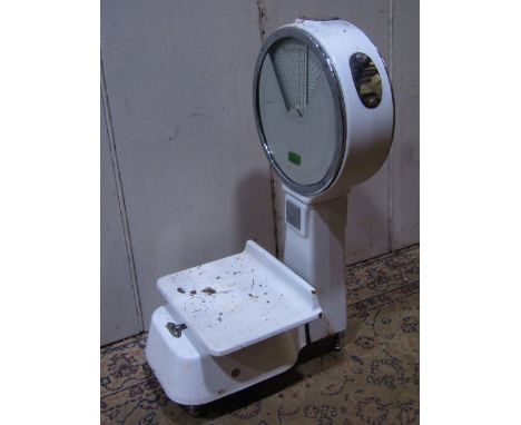 A vintage Avery cast iron and enamel shop scale, with circular dial, to weigh ten pounds