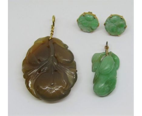 Group of carved hardstone (possibly jade) jewellery depicting fruit, comprising two pendants, each with yellow metal loop and