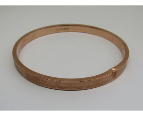 9ct bangle with engine turned decoration, 10.6g (dented)