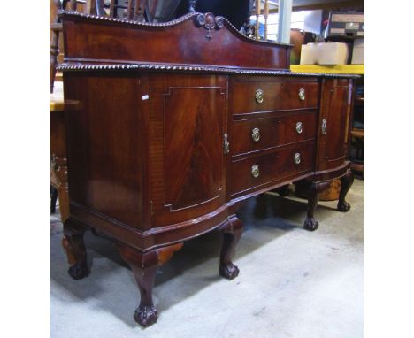 An Edwardian mahogany sideboard with gadroon moulded edge over a pair of bow-fronted cupboard doors flanking three long drawe