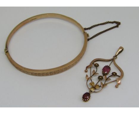 9ct Art Nouveau pink paste drop pendant and a 9ct hinged bangle with engraved foliate decoration (metal safety chain), 7.1g t