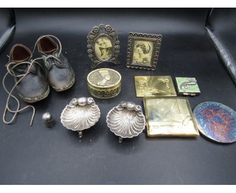 Assorted collectables- child's hobnail shoes, compacts mirrors, Saxon thimble, epns salts, photo frames&nbsp;