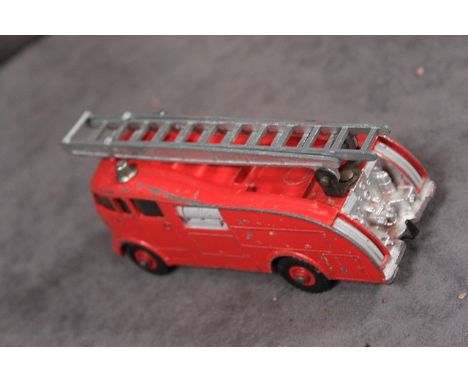 Good model Dinky Toys diecast #555 Fire Engine with Extending Ladder in good box