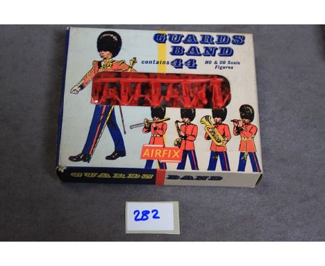 Airfix HO/OO Scale Guards Band 44 Pieces Still On Sprues This 44-piece band has Drum Major, and Bandsmen playing side drums, 