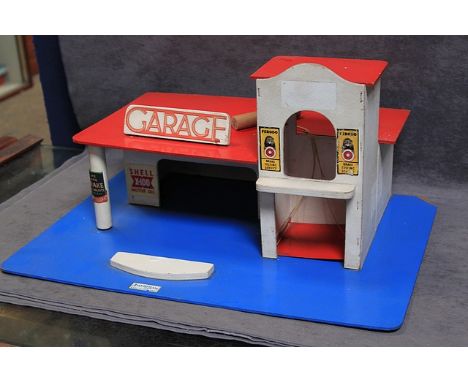 Amersham (England) Wooden Toy Garage With Manual Rope Lift And Decals50 X 27 X 34cm