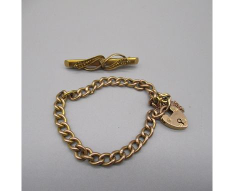 9ct yellow gold chain link bracelet with heart shaped padlock clasp, stamped 9, 7.1g, and a 15ct yellow gold bar brooch, stam