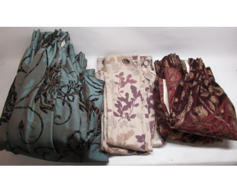 Collection of curtains of various sizes and designs, with some offcuts of fabric (approx. 20 in 5 boxes and on 1 curtain pole