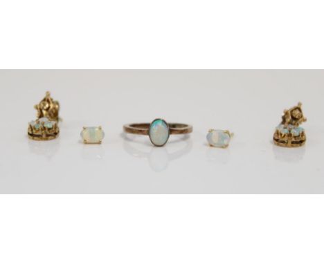 Yellow metal and cabochon opal ring with matching earrings together with a pair of yellow metal and opal cluster earrings, gr