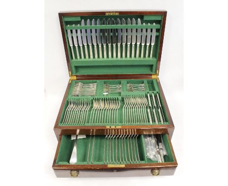 Good silver service of 'Old English' pattern comprising twelve of each tablespoons, dessert spoons and forks, hors d'oeuvres 