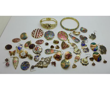 A collection of cloisonne and enamel jewellery 