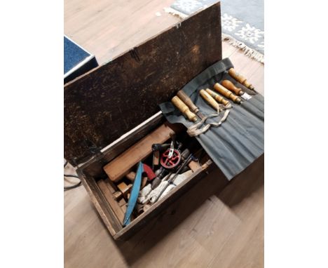 WOODEN TOOL BOX CONTAINING MISCELLANEOUS VINTAGE HAND TOOLS