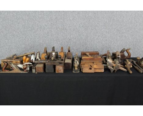 An extensive collection of vintage woodworking tools. L.56cm. (largest). 