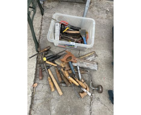 AN ASSORTMENT OF VINTAGE HAND TOOLS TO INCLUDE SAWS, BRACE DRILLS AND CHISELS ETC 