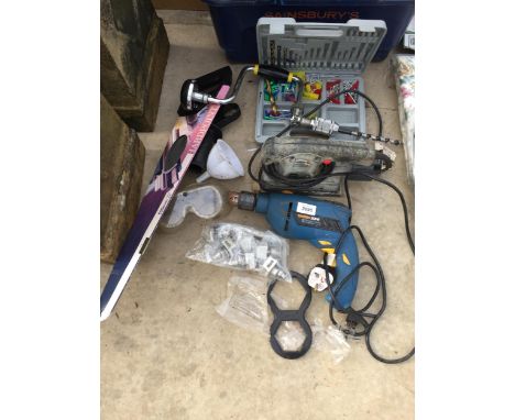 AN ASSORTMENT OF TOOLS TO INCLUDE A WORKZONE DRILL, AN ELECTRIC SANDER AND A BRACE DRILL ETC 