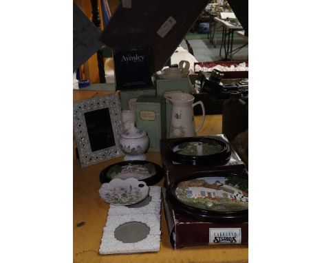 A QUANTITY OF CERAMIC ITEMS, MOSTLY BOXED TO INCLUDE AYNSLEY EDWARDIAN KITCHEN GARDEN, JUG, VASE AND CANDLE HOLDER, 'WILD TUD