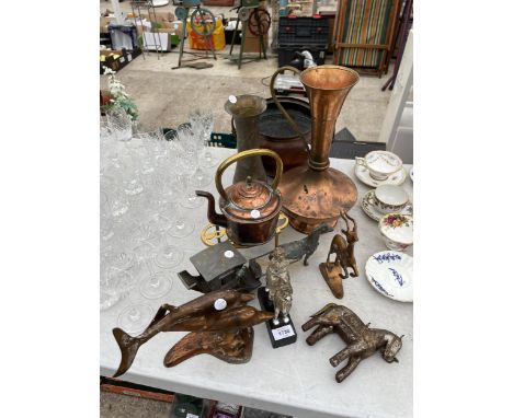 AN ASSORTMENT OF METAL WARE ITEMS TO INCLUDE A COPPER KETTLE WITH BRASS TRIVET STAND, A COPPER JUG AND A COPPER TWIN HANDLED 