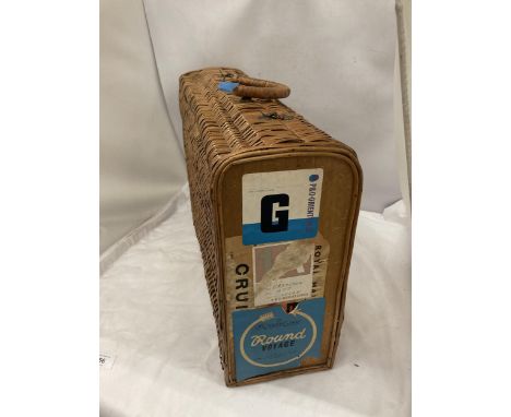 A VINTAGE BASKET SUITCASE WITH VARIOUS P&amp;O STICKERS (HANDLE A/F) 