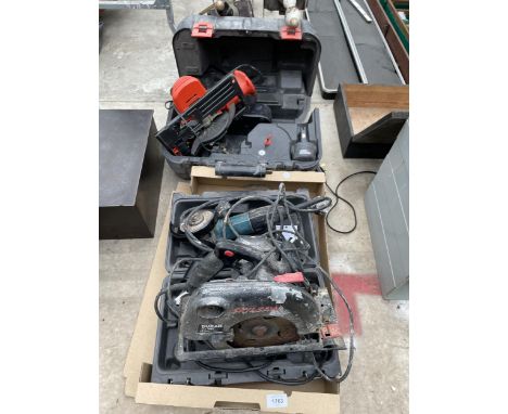 AN ASSORTMENT OF POWER TOOLS TO INCLUDE A SKILSAW RIP SAW AND A MAKITA ANGLE GRINDER ETC 