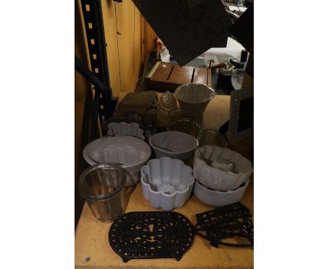 A MIXED LOT OF VINTAGE KITCHENALIA TO INCLUDE CERAMIC AND GLASS MOULDS, PIE DISH COLLARS, CAST TRIVETS AND A SPONG MINCER 