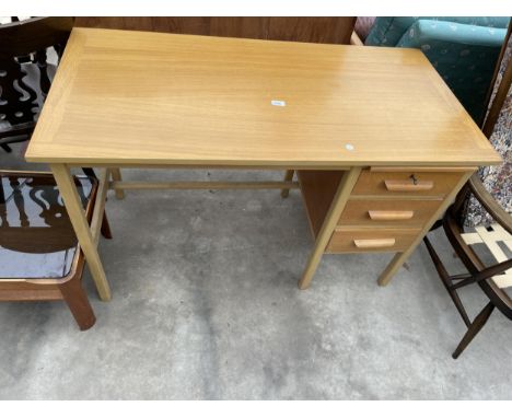 A LIGHT OAK SINGLE PEDESTAL DESK ENCLOSING THREE DRAWERS AND SLIDE, 48" X 24" 