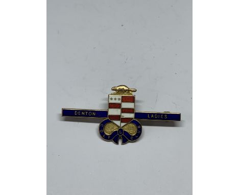 A MARKED 9 CARAT GOLD AND ENAMEL DENTON GOLF CLUB LADIES CAPTAIN BROOCH GROSS WEIGHT 6.05 GRAMS 