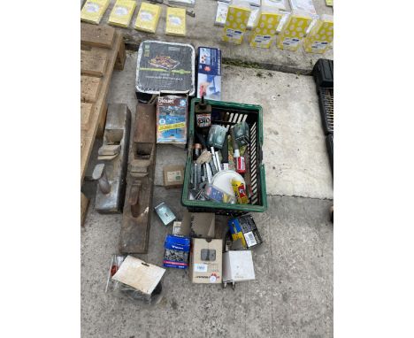 AN ASSORTMENT OF TOOLS TO INCLUDE TWO WOOD PLANES AND A FURNITURE TRANSPORT SET ETC 
