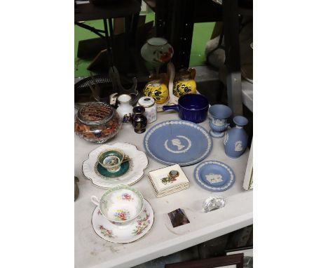 A QUANTIUTY OF CERAMIC AND CHINA ITEMS TO INCLUDE WEDGWOOD JASPERWARE,  AYNSLEY, SHELLEY, AN OIL BOTTLE SET, ETC 