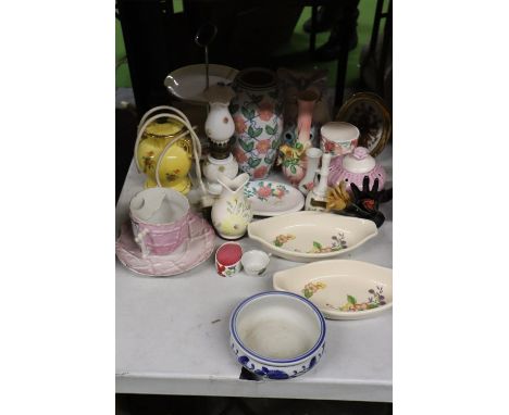 A QUANTITY OF CERAMICS TO INCLUDE VASES, A TABLE LAMP, DISHES, A CAKE STAND, ETC 