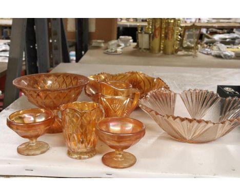 A COLLECTION OF VINTAGE TANGARINE COLOURED GLASSWARE TO INCLUDE BOWLS AND JUGS 