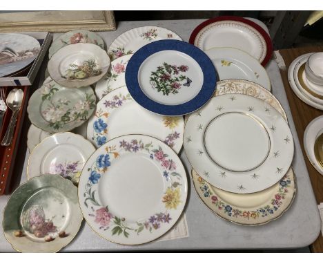 A LARGE QUANTITY OF VINTAGE PLATES TO INCLUDE ROYAL WORCESTER 'KENTMERE', ETC 