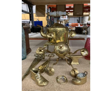 VARIOUS BRASS ITEMS TO INCLUDE A KETTLE WITH CERAMIC HANDLE ON A TRIVET, A SMALL ANVIL BOOT, ETC 