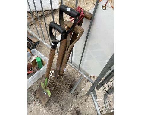 AN ASSORTMENT  OF GARDEN TOOLS TO INCLUDE A SPADE AND THREE FORKS ETC 