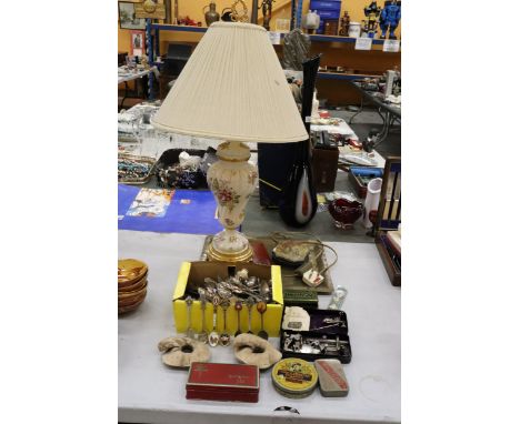 A LARGE MIXED LOT TO INCLUDE A CERAMIC TABLE LAMP AND SHADE, LARGE QUANTITY OF SOUVENIR TEASPOONS, VINTAGE TINS, SINGER SEWIN