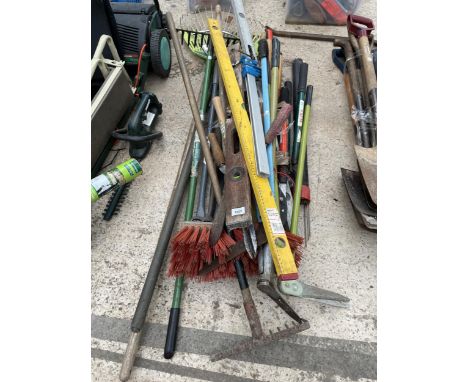 AN ASSORTMENT OF GARDEN TOOLS TO INCLUDE SHEARS, RAKES AND LOPPERS ETC 