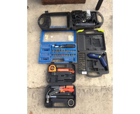AN ASSORTMENT OF TOOLS TO INCLUDE SCREW DRIVER BIT SETS AND A DETAIL DRILL ETC 