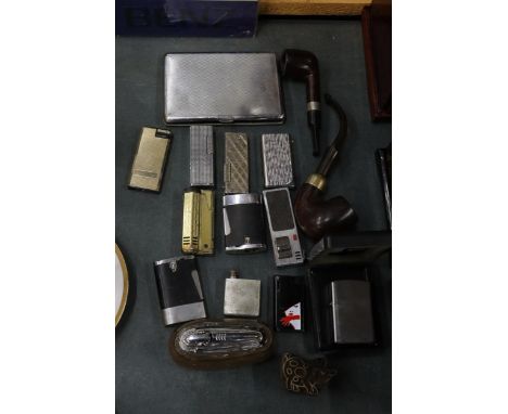 A COLLECTION OF VINTAGE LIGHTERS TO INCLUDE RONSON - 12 IN TOTAL, A CIGARETTE BOX AND TWO PIPES 