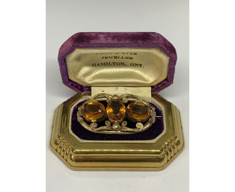 A VINTAGE BROOCH IN ORIGINAL PRESENTATION BOX 